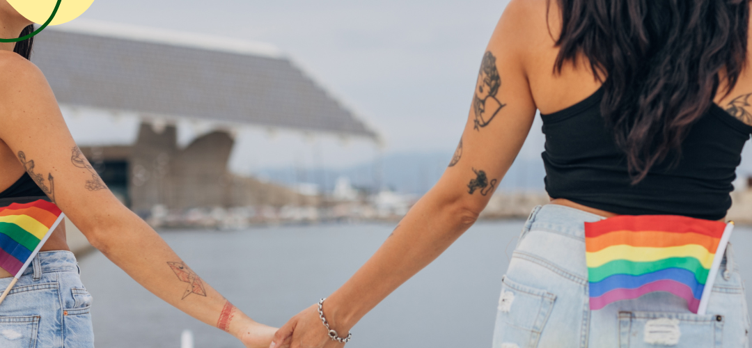 Due ragazze si danno la mano su una spiaggia